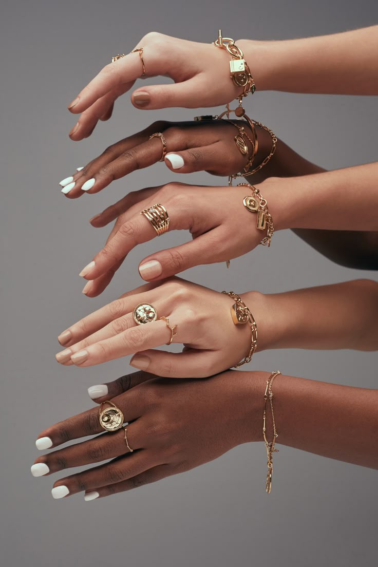 Manos de mujer con accesorios